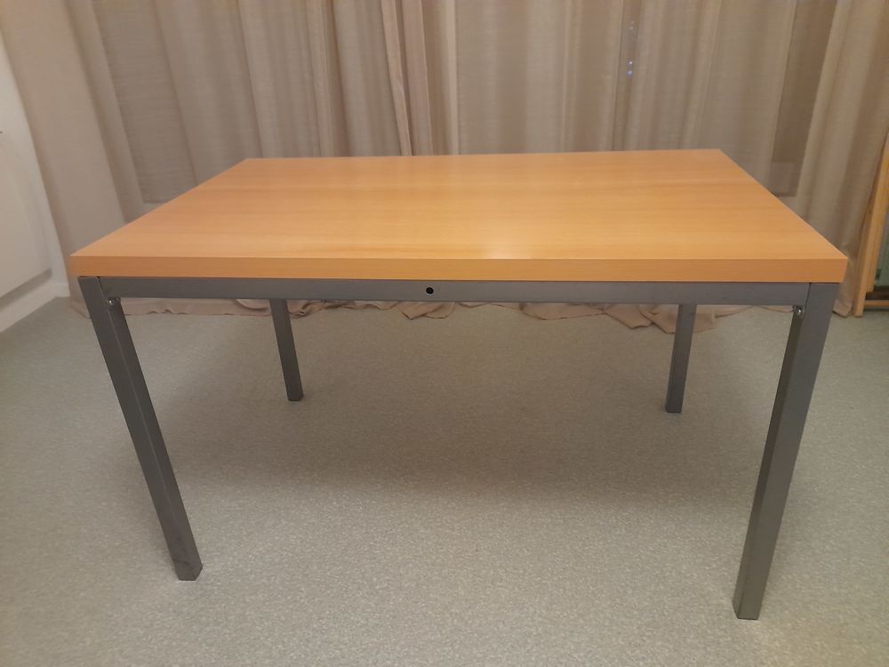 Table de cuisine, id&eacute;ale pour 4 personnes Meubles