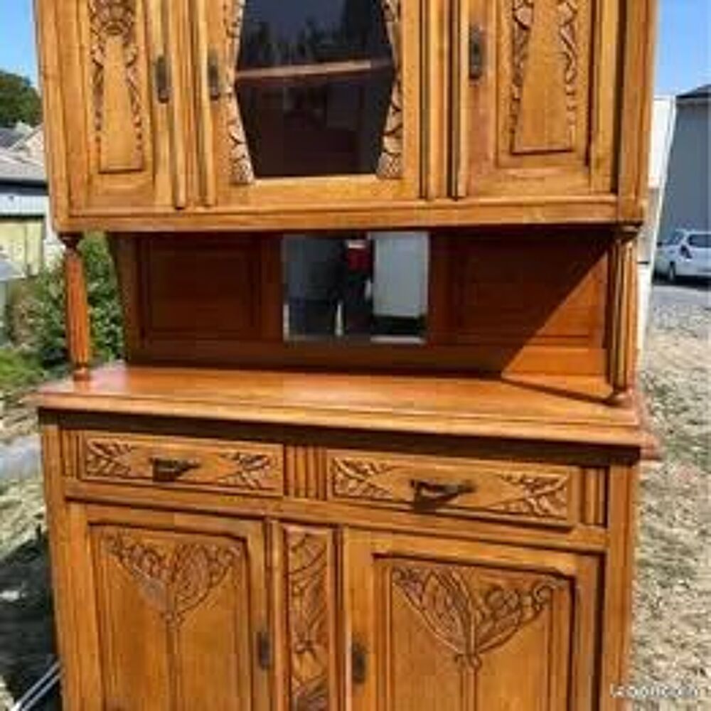 buffet ancien en bois massif, dot&eacute; de 5 portes et2 tiroirs Meubles