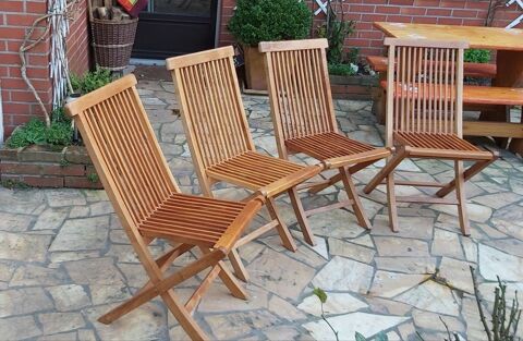 Chaises teck pliantes toujours dans une v�randa bois impecca 180 Malo Les Bains (59)