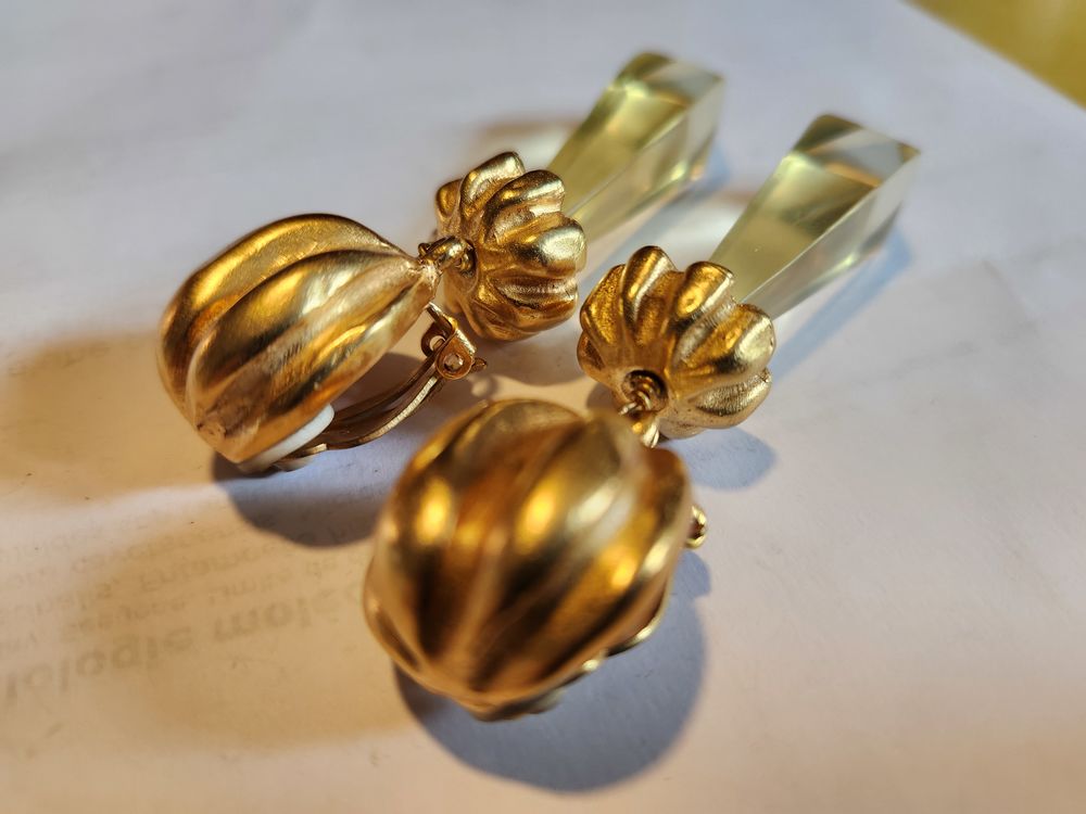 BO Clip Dor&eacute; Godron LANVIN + pendant long translucide Bijoux et montres