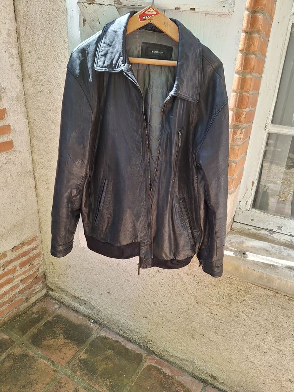 blousons T 42/44 cuir dont l'un avec capuche, et chaussures Vêtements