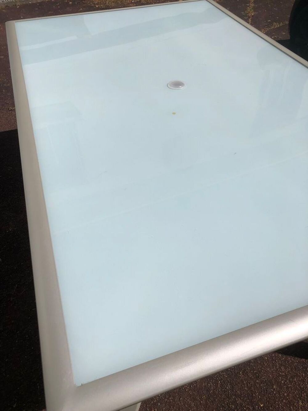 Table m&eacute;tal avec plateau verre
Meubles