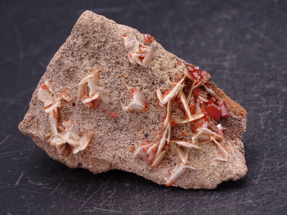 Vanadinite sur Barytine , Mibladen , Maroc 47gr 53 x 39 x 28 