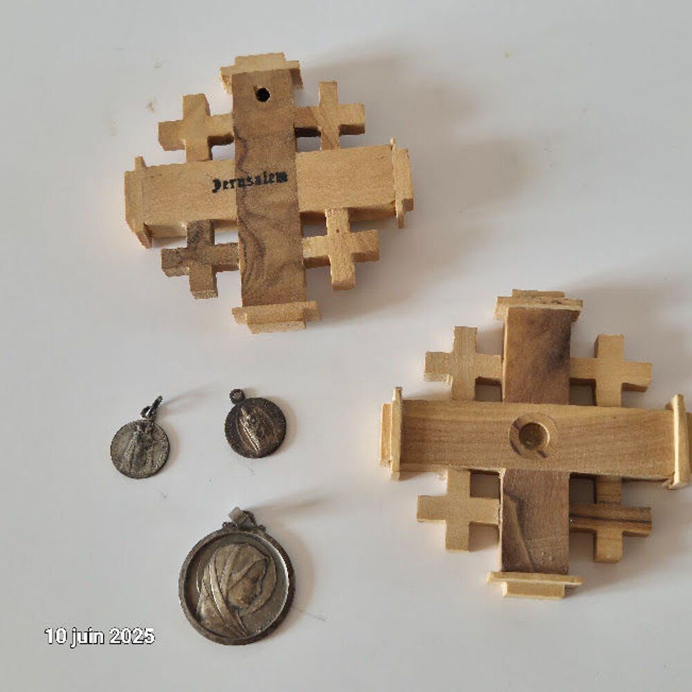 Lot de 2 croix de j&eacute;rusalem et 3 m&eacute;dailles religieuses fran&ccedil; Bijoux et montres