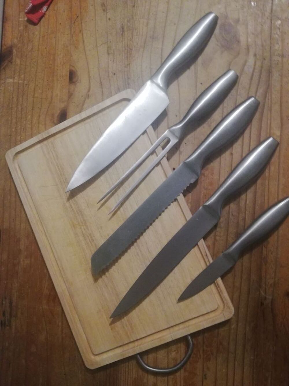 Tout-en-un : la planche &agrave; d&eacute;couper avec ses couteaux en un ! Cuisine