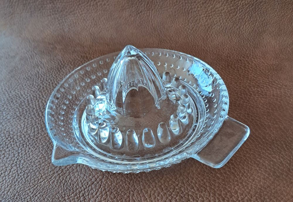 presse agrumes en verre 
marque arc 
diam&egrave;tre 12 cm
Cuisine