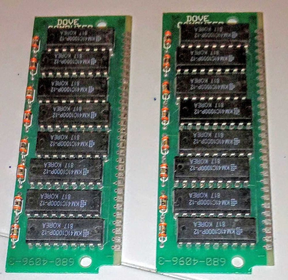 deux m&eacute;moires macplus. 1989 Matériel informatique