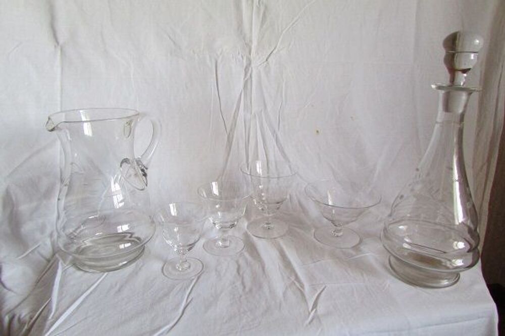 Service de verres &agrave; pieds ,2 carafes : 44 pi&egrave;ces Cuisine