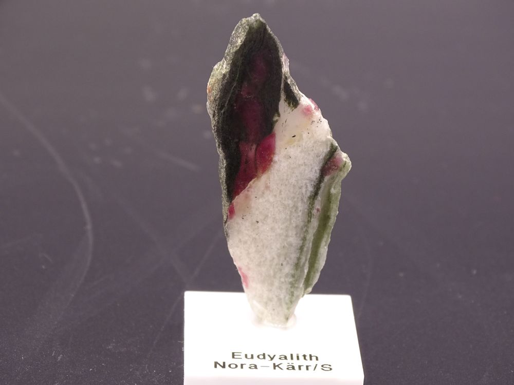 Eudialyte polie TRES RARE Norra K&auml;rr Su&egrave;de 10gr 53 x 21 x 6 