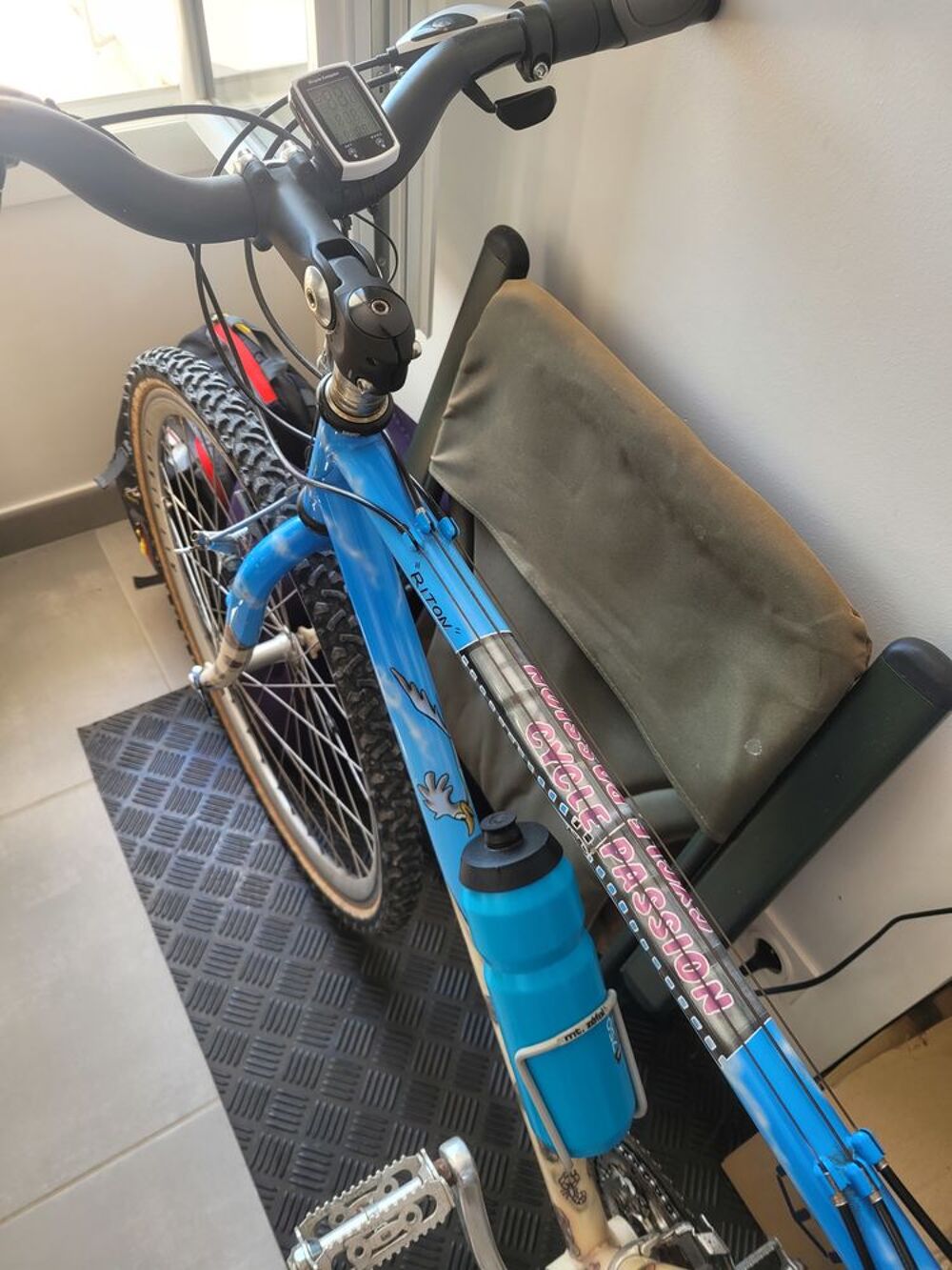 V&eacute;lo VTT bleu beige Vélos