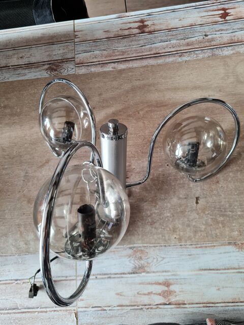 Lustre armature metal , 3 boules globes fum�es 90 Aytr� (17)