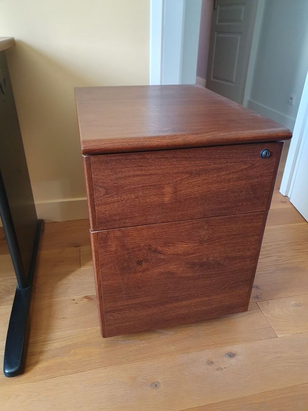 bureau avec caisson. Décoration