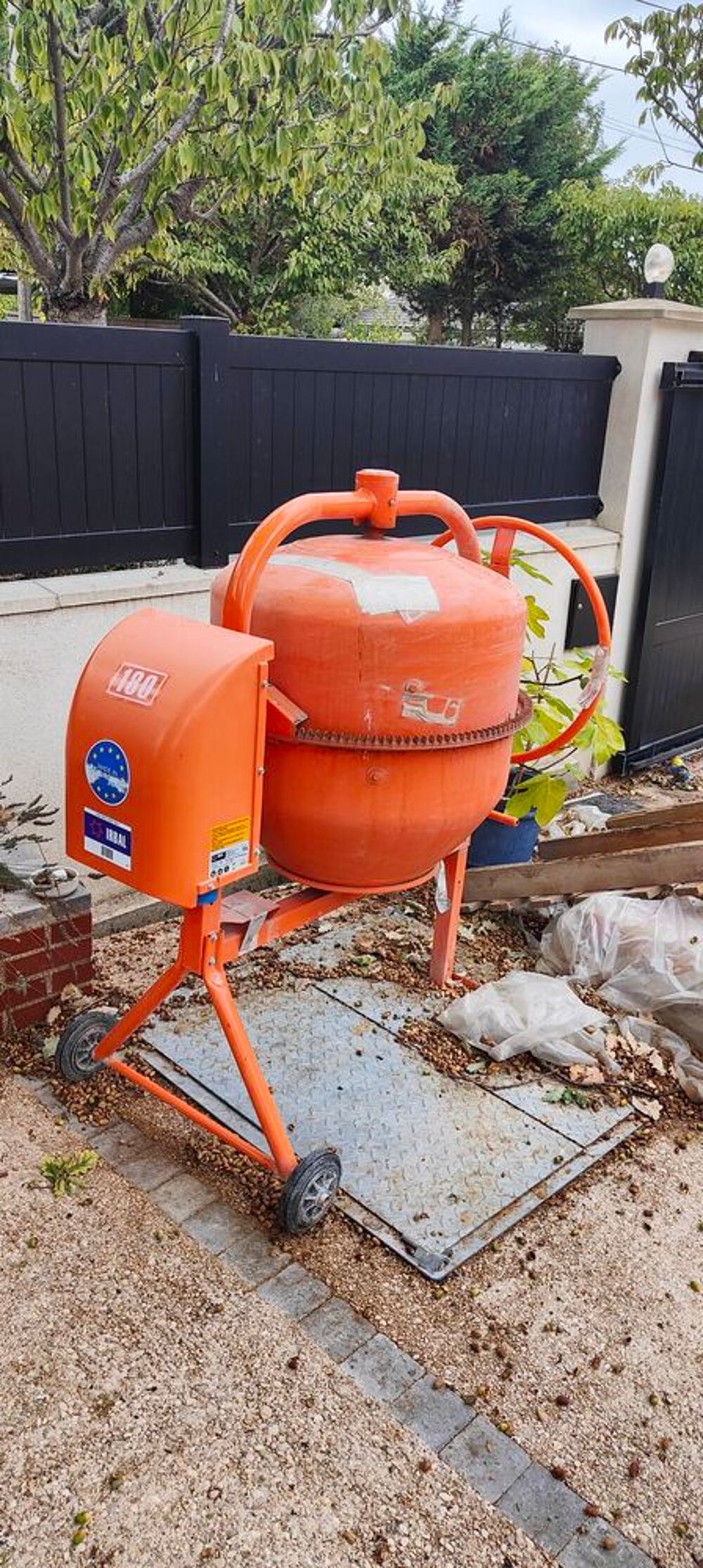 B&eacute;tonni&egrave;re 180L servi 1fois Bricolage