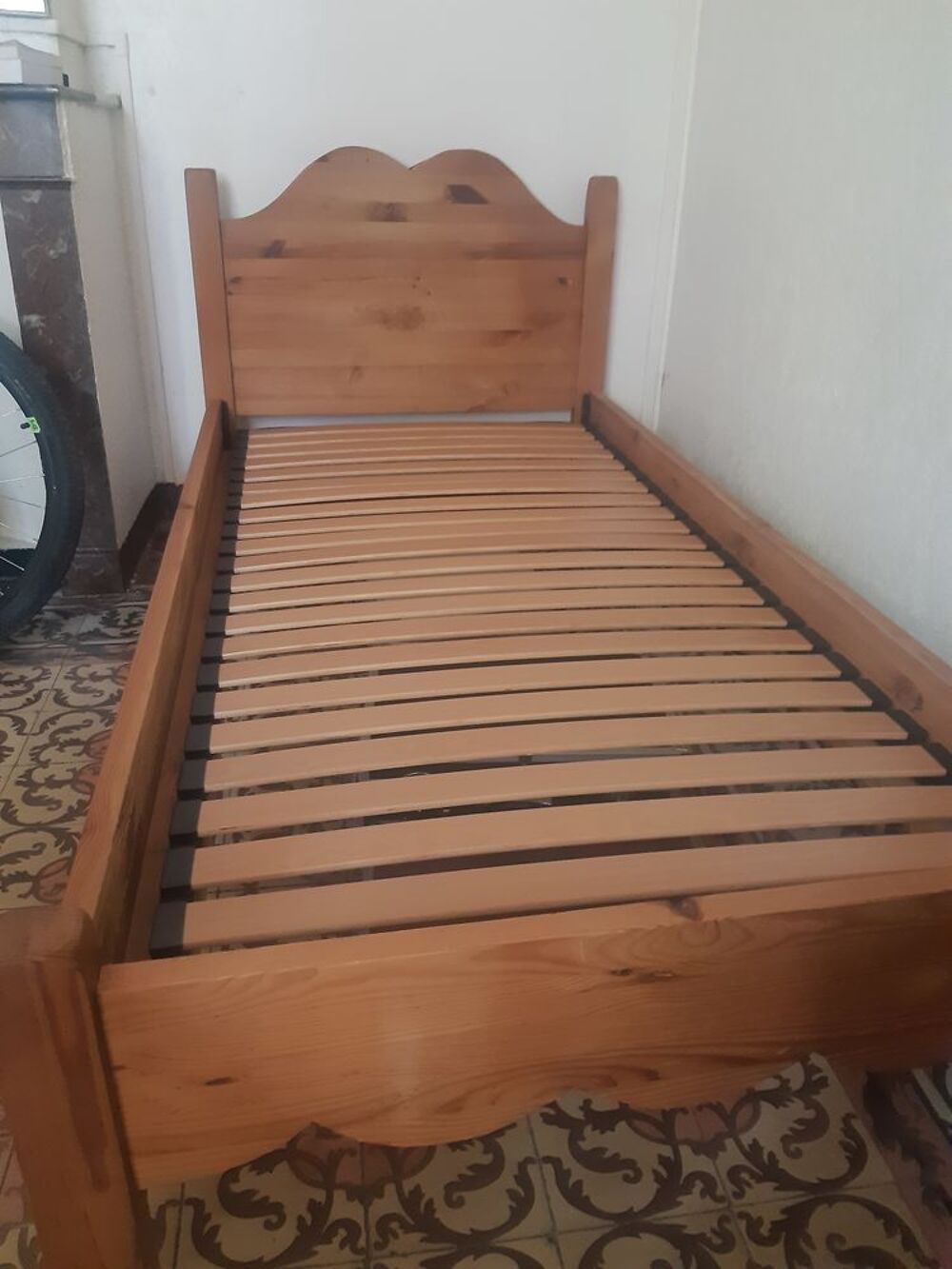 lit bois massif 90*200 + chevet Meubles