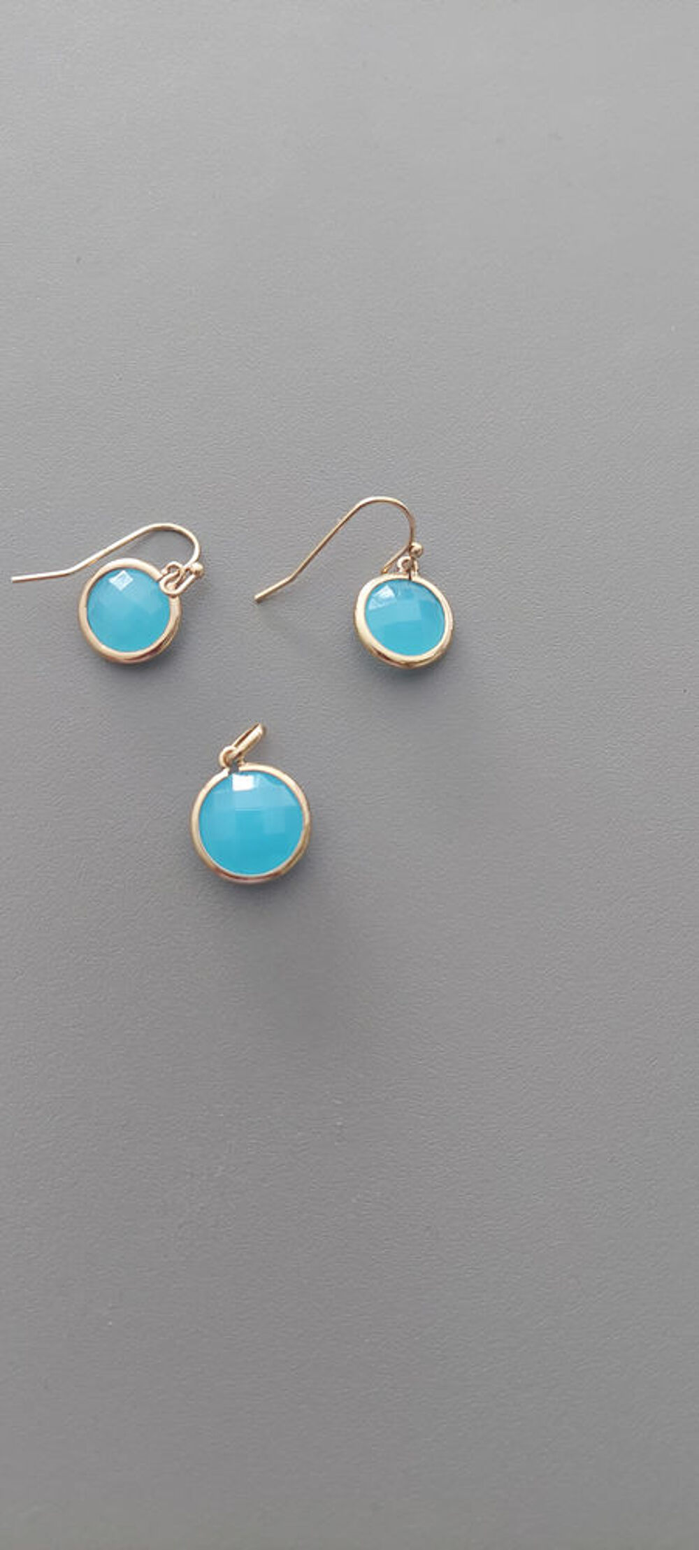 Divers bijoux , port&eacute;s tr&egrave;s peu de fois, en tr&egrave;s bon Bijoux et montres