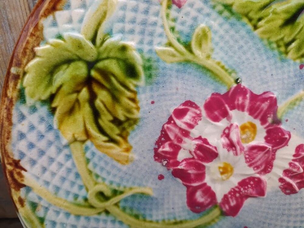 Deux Assiettes Fa&iuml;ence Barbotine Onnaing Majolica Art Nouvea 