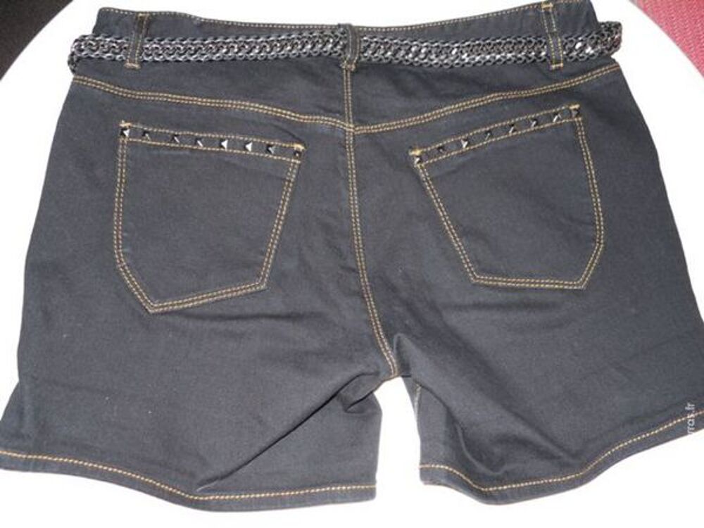 Short en Jean bleu fonc&eacute; marque KIABI WOMAN Vêtements