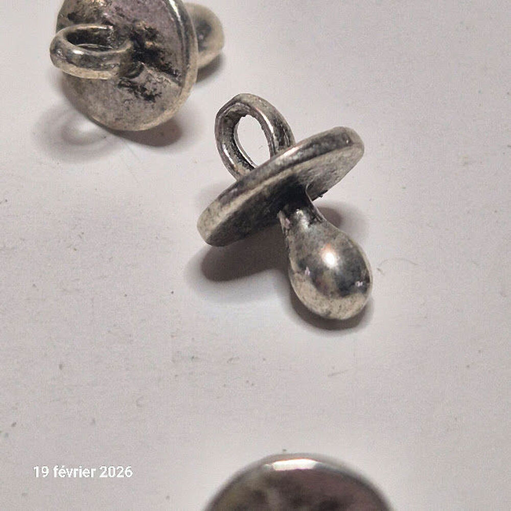 Lot de 5 breloques t&eacute;tine ou sucette de b&eacute;b&eacute; Bijoux et montres