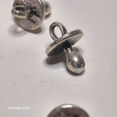 Lot de 5 breloques tétine ou sucette de bébé 1 Saumur (49)