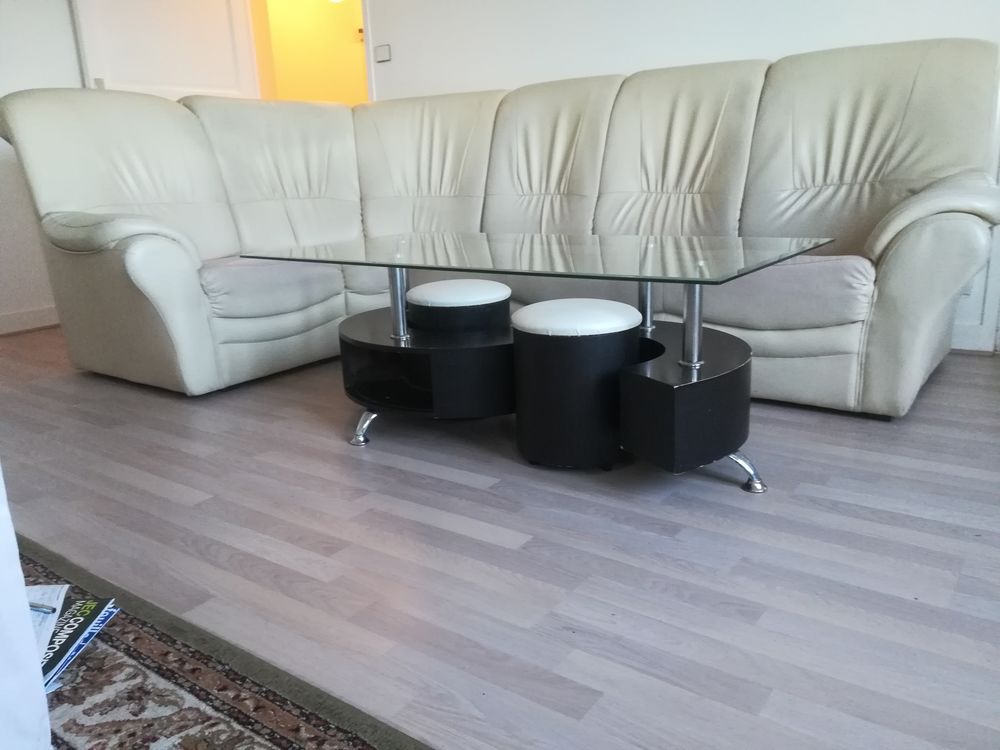 Canap&eacute; et table basse avec poufs Meubles