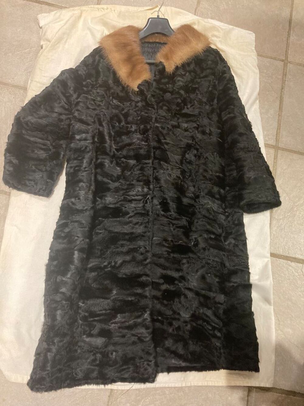MANTEAU ASTRAKAN TAILLE 40/42 PARFAIT ETAT Vêtements