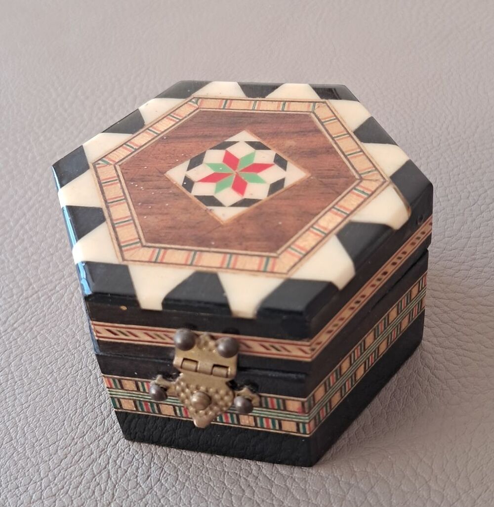 bo&icirc;te en bois et marqueterie hexagonale recouverte de papier Décoration
