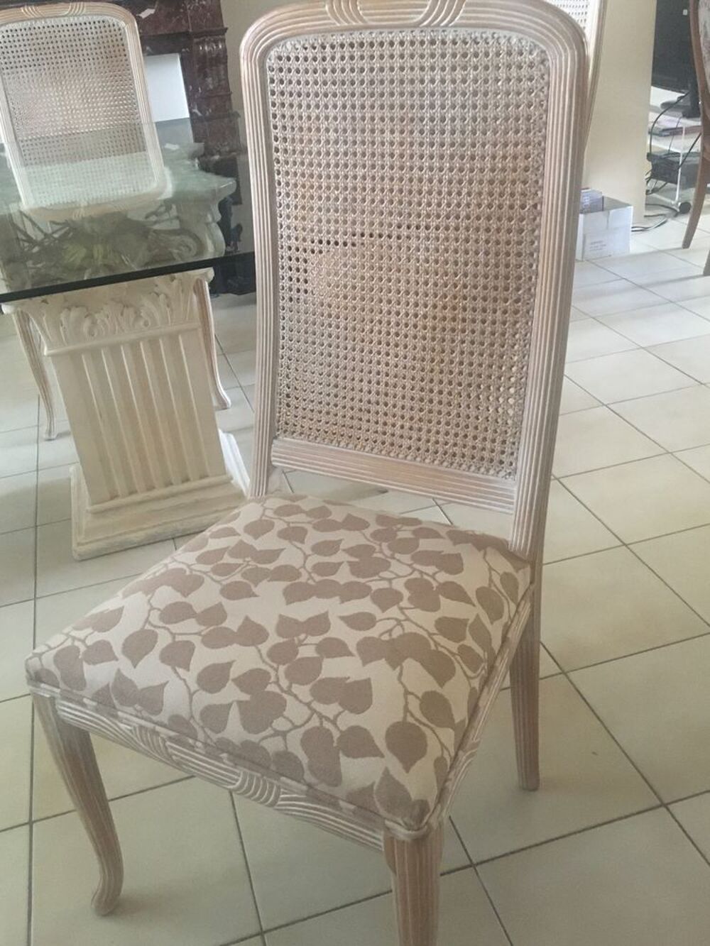 4 chaises en c&eacute;rus&eacute; + plateau en verre Meubles