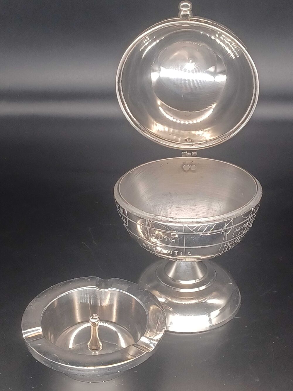 Cendrier Ancien de forme globe terrestre en m&eacute;tal argent&eacute; vdsa Décoration