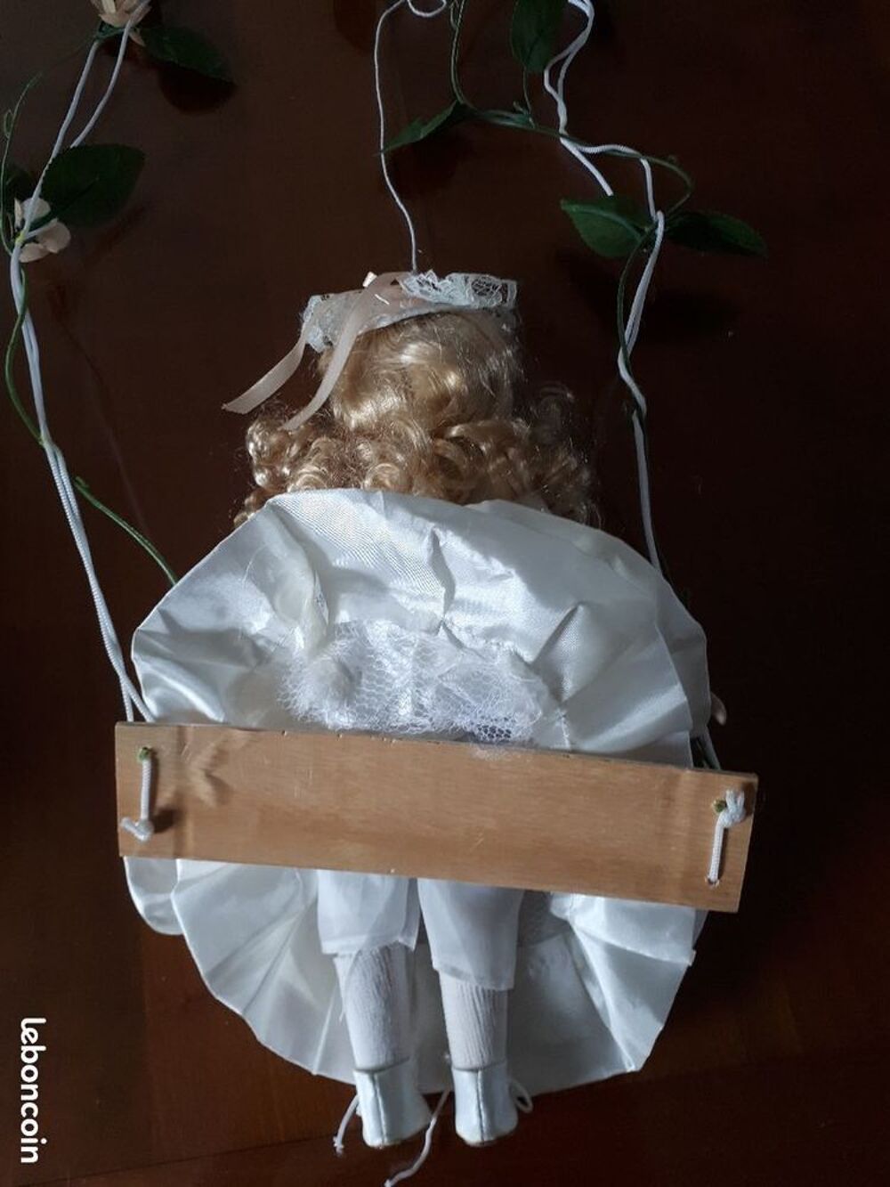 Poup&eacute;e sur sa balan&ccedil;oire Décoration