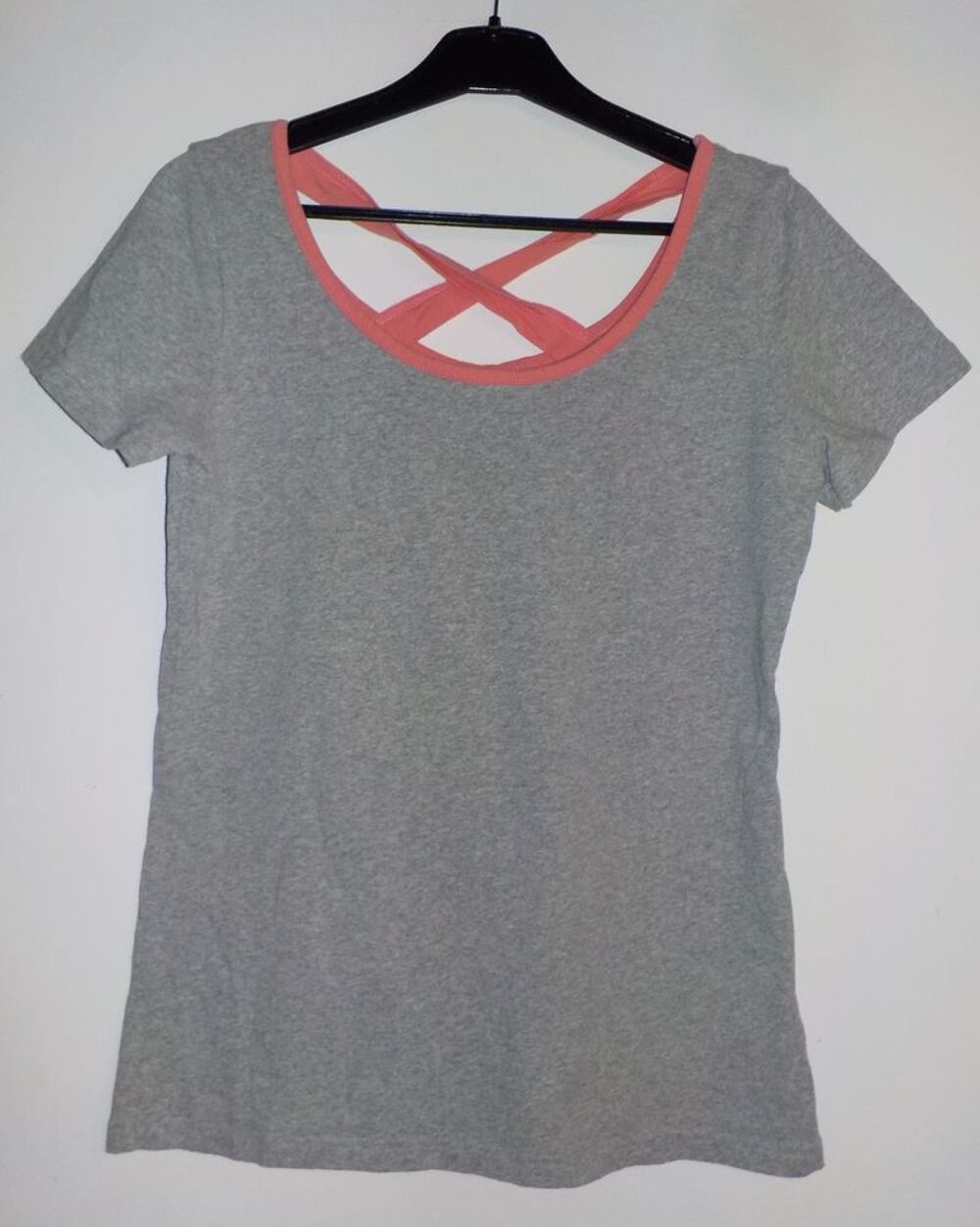 TSHIRT GRIS LISERE ROSE Fran&ccedil;oise SAGET T38/40
Vêtements