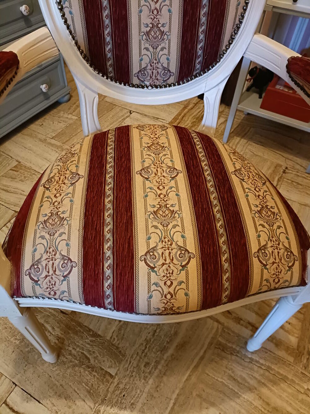 Cabriolet-Chaise avec accoudoirs m&eacute;daillon Louis XVI Cosy bl Meubles