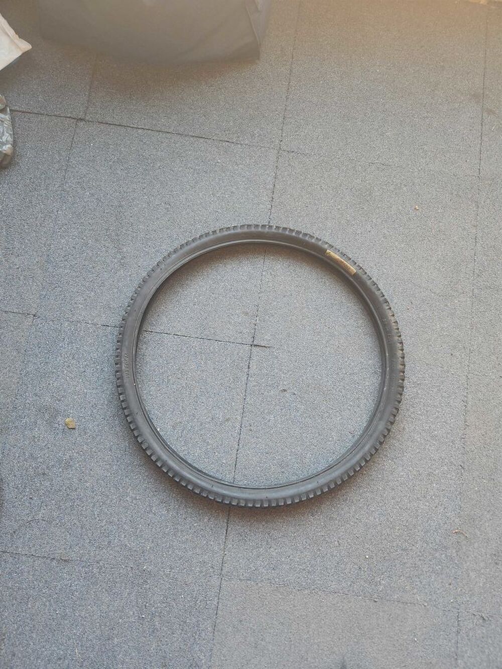 une jante arri&egrave;re VTT de 26 pouces fixations &eacute;crous non voil&eacute;e fixations &eacute;crous 30€+1 pneu 15€ marque Vittoria 26x1.95Free Climb 10 Vélos