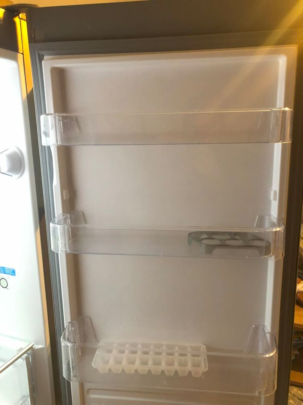 R&eacute;frig&eacute;rateur Indesit en Bon Etat avec cong&eacute;lateur int&eacute;gr&eacute; Electroménager