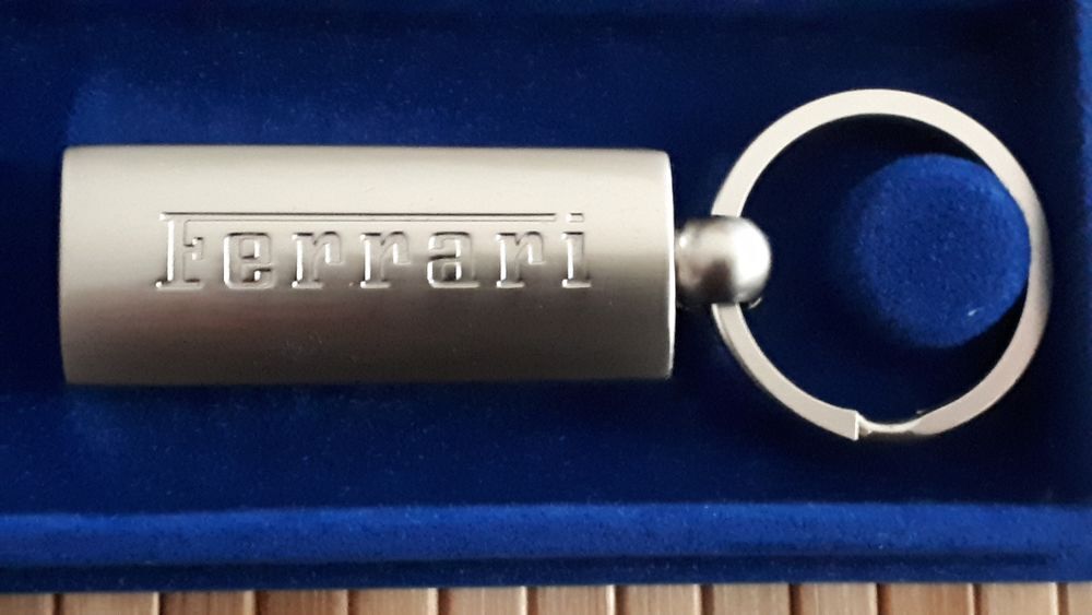 Porte cl&eacute;s officiel Ferrari neuf - 15 euros 