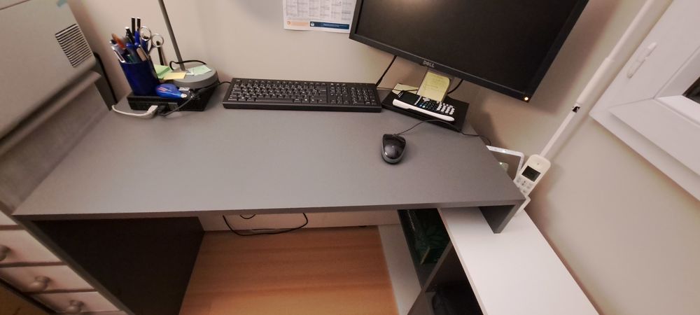 Bureau d'angle r&eacute;versible, blanc et gris. Meubles