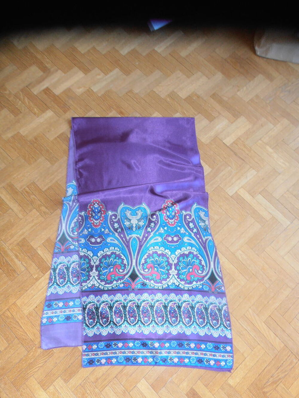 Foulard fond violet 12 (79) Vêtements