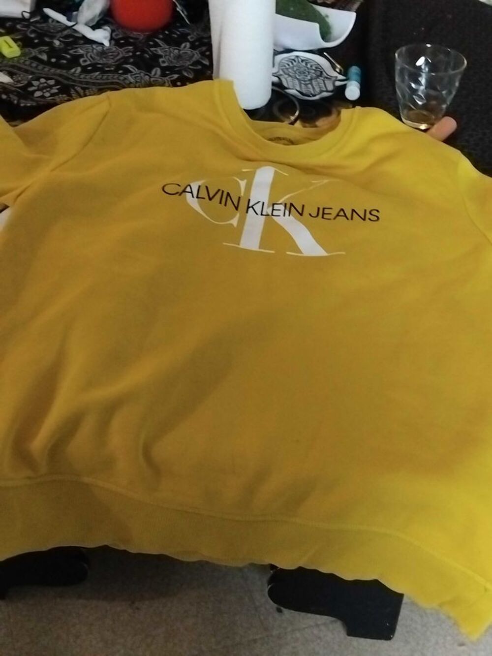 sweat. Calvin Klein jaune moutarde 
