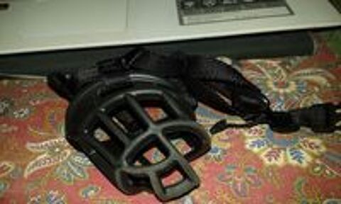   museliere petit chien en plastique noire 