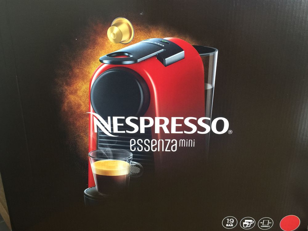 Machine &agrave; caf&eacute; Nespresso Essenza mini, rouge, NEUVE, 
Electromnager