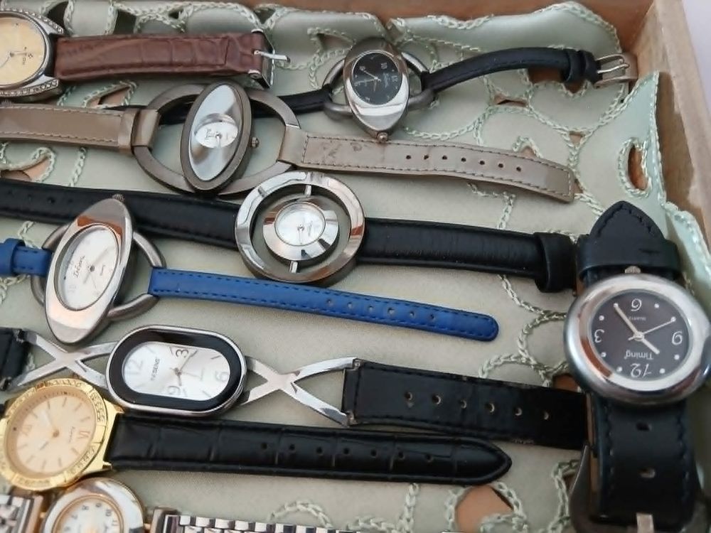  Lot dix montres + coffret bois vitr&eacute; de valeur N&deg;1346 Bijoux et montres