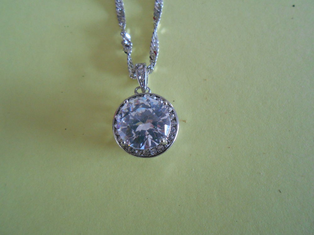 CHAINE ARGENTEE ET PENDENTIF Bijoux et montres
