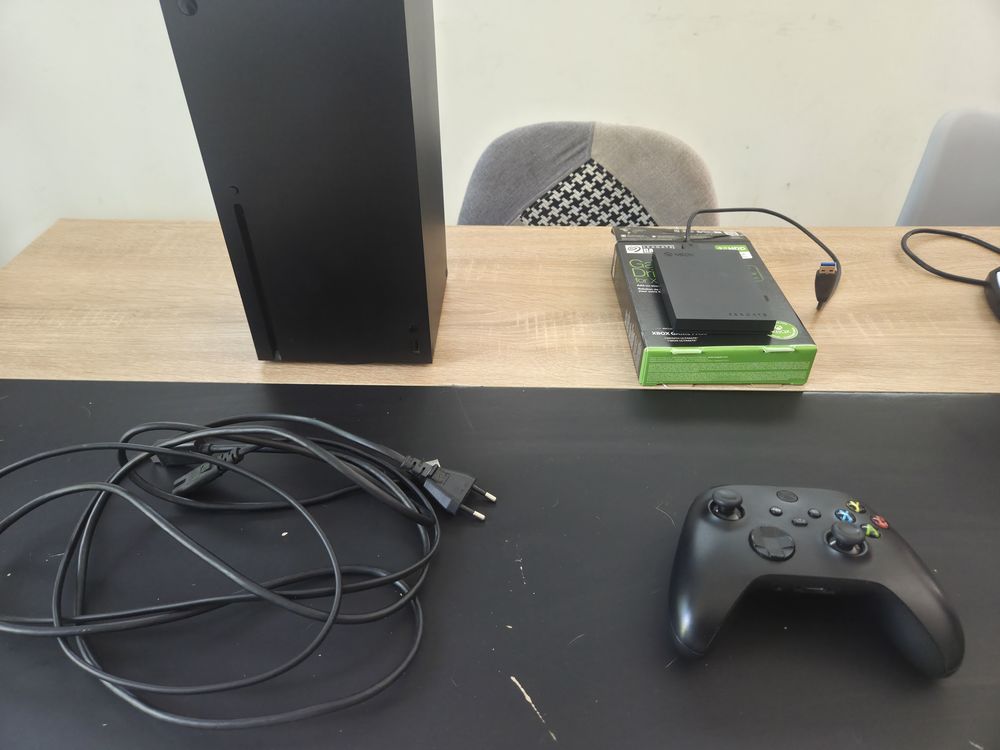 [Lot] Xbox Series X + Disque Dur SEAGATE 2 TO + THRUSTMASTER Consoles et jeux vidéos