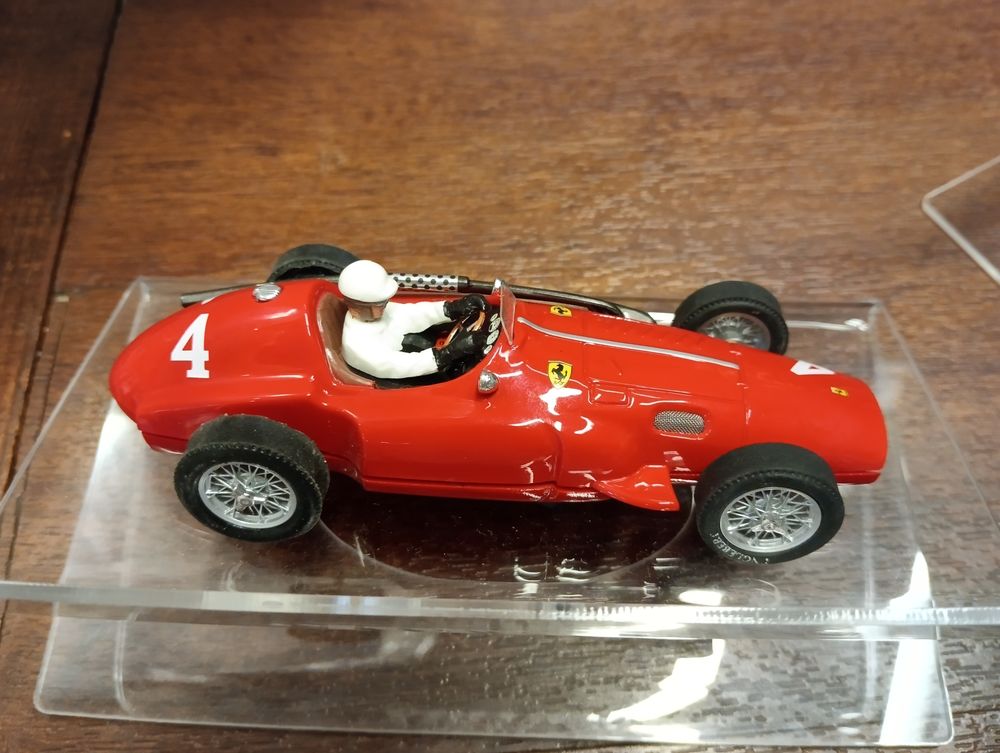 Voiture de slot au 1 32 &egrave;me Ferrari F555 - 1955 