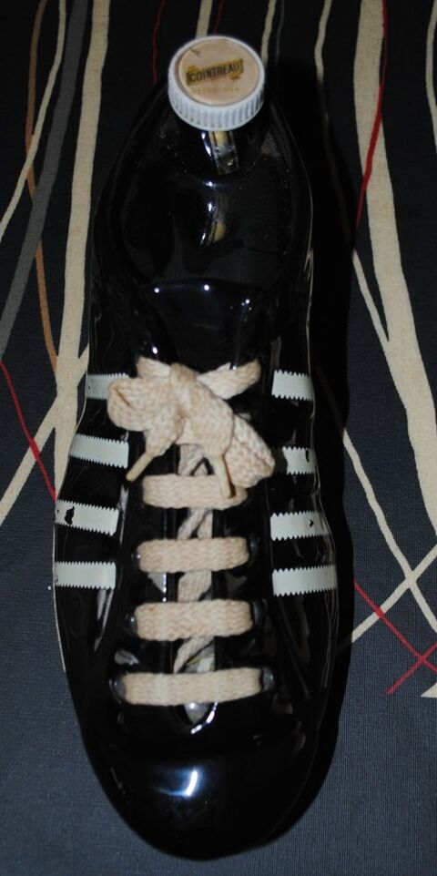 Bouteille vide Liqueur Cointreau 1970 chaussure de football 20 Saint-Pierre-de-Buf (42)