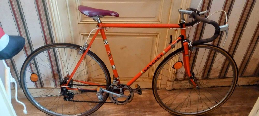 v&eacute;lo Peugeot des ann&eacute;es 70 80 vintage tr&egrave;s bon &eacute;tat comme neuf avec pi&egrave;ces d&eacute;tach&eacute;es deux roues une fourche avant des plateaux Vélos