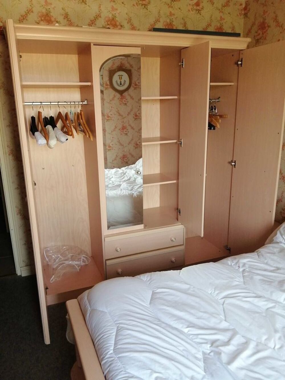 Grande armoire +lit 140 +2 chevets Meubles