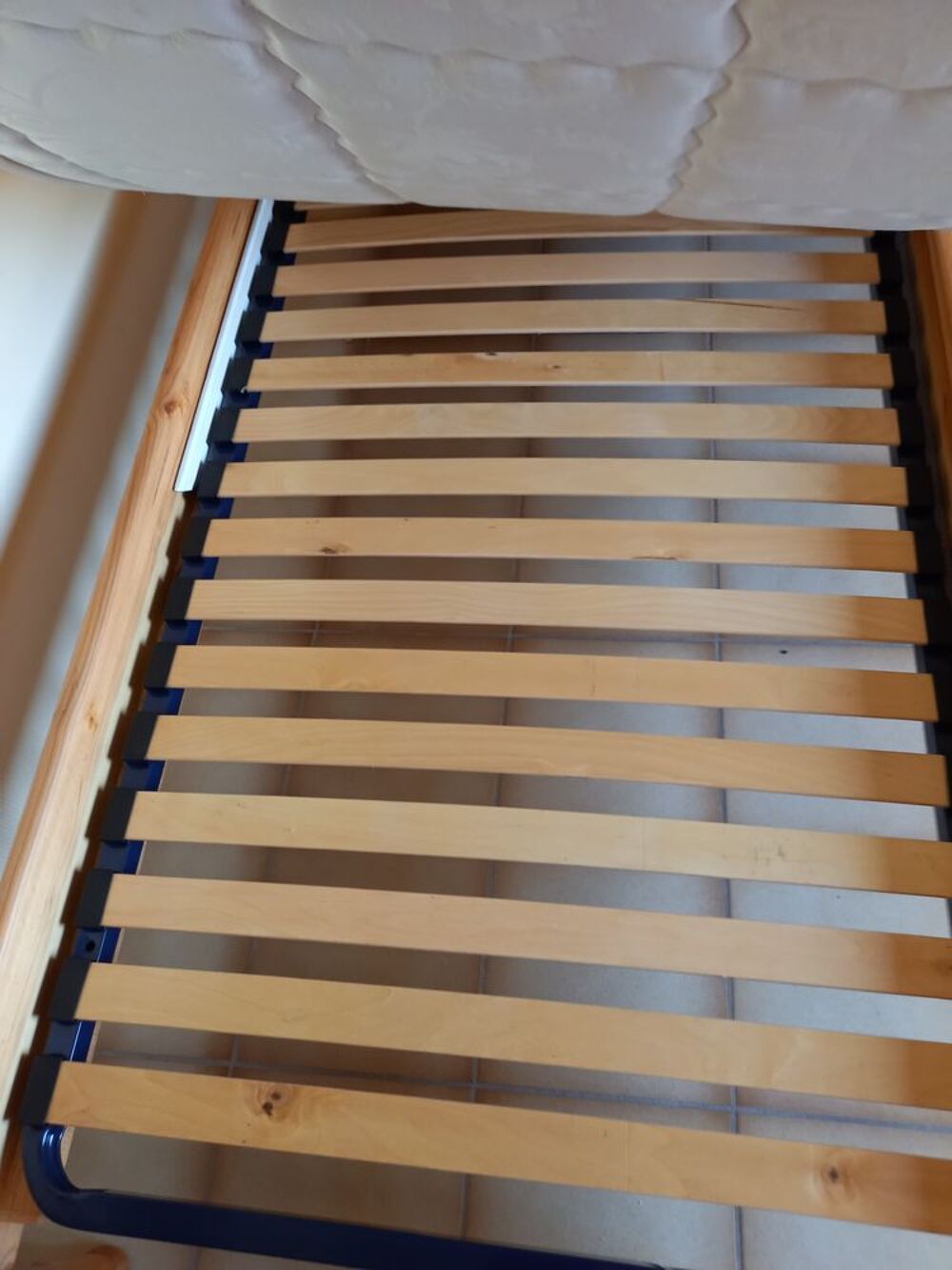 Lit 90 + matelas + chevet Meubles