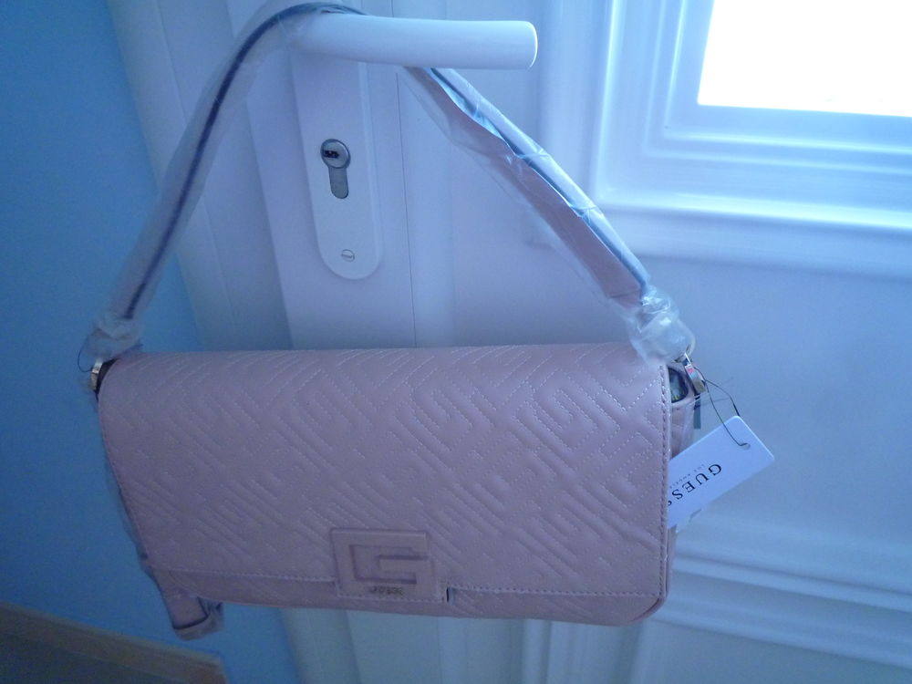 Achetez guess sac neuf neuf revente cadeau annonce vente Agde