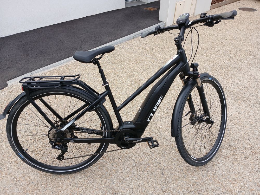 V&eacute;lo &eacute;lectrique marque Cube Touring Pro Vélos