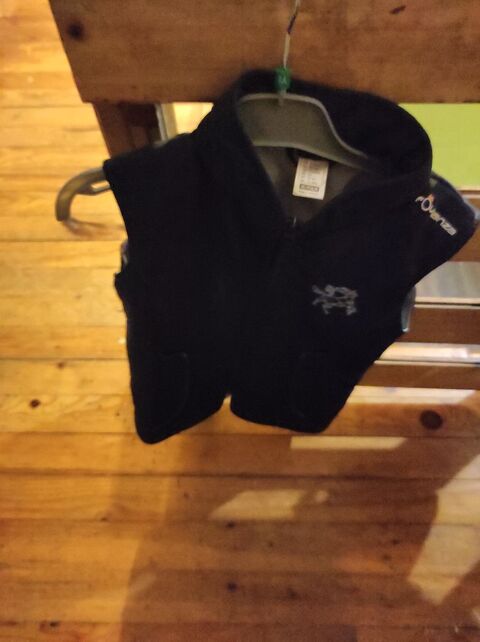 15€ manteau sans manches taille 8 ans 15 Accolay (89)